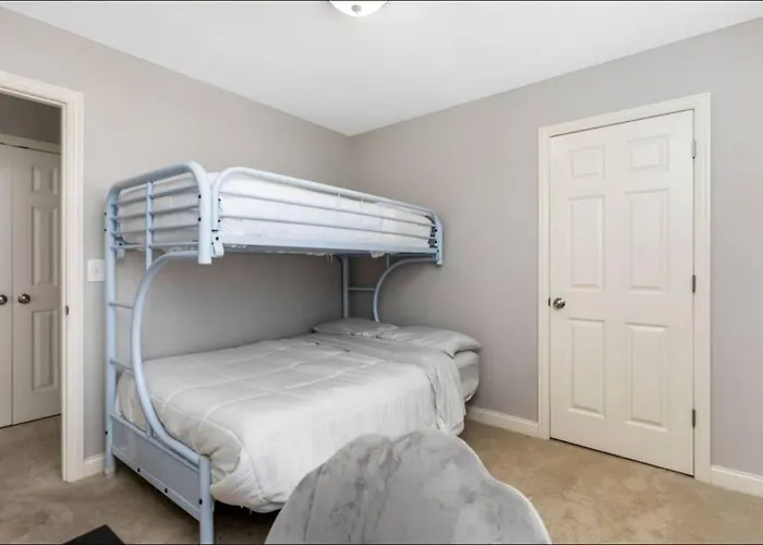 Modern 4br Near Airport Сasa de vacaciones