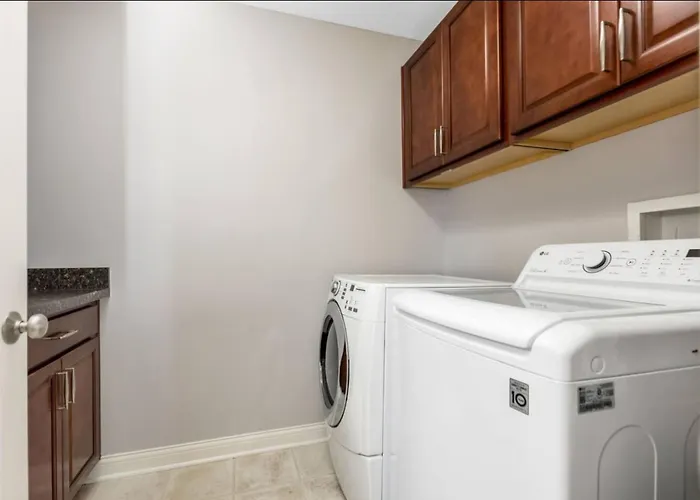 Сasa de vacaciones Modern 4br Near Airport